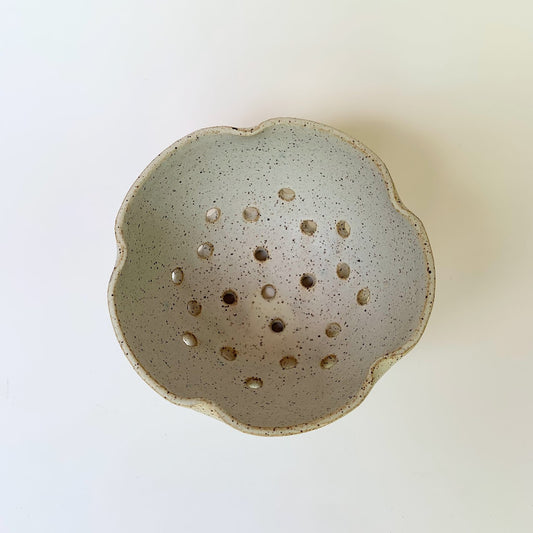 FLOWER BERRY BOWL - SPECKLED WHITE (MATTE)