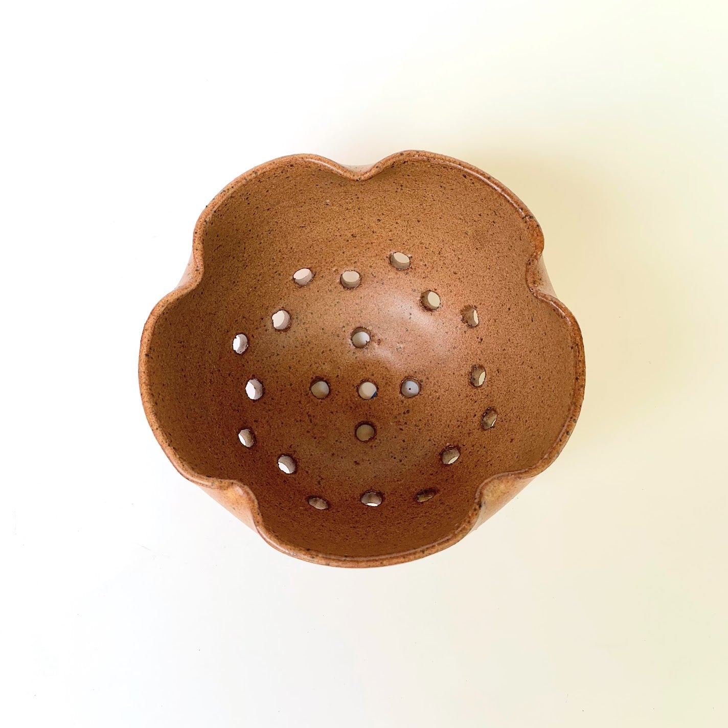 FLOWER BERRY BOWL - SPECKLED NUTMEG (MATTE)