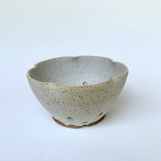 FLOWER BERRY BOWL - SPECKLED WHITE (MATTE)